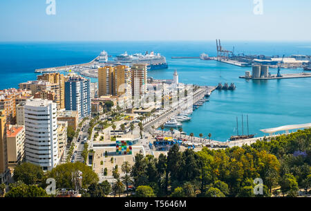 Malaga, Espagne - 18 mai 2018. Bateau de croisière Mein Schiff 5 Seven Seas Cruises avec Explorer et Rhapsody of the Seas à port de Malaga, Espagne Banque D'Images