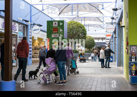 Malaga, Espagne - 07 avril 2018. Les gens au shopping mall Plaza Mayor Malaga, Espagne Banque D'Images