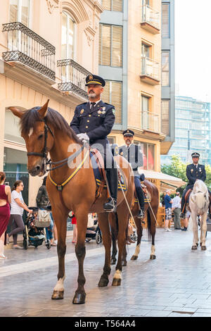 Malaga, Espagne - 17 juin 2018. La police locale de la ville de Malaga sur les chevaux sur la rue Echegaray, de la vieille ville, Costa del Sol, Malaga Province, Banque D'Images