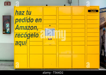 Malaga, Espagne - 12 mai 2018. Un casier d'Amazon qui peut être utilisé par les clients d'Amazon comme un point de prise pour un centre commercial Larios Centro mail l'ordre g Banque D'Images