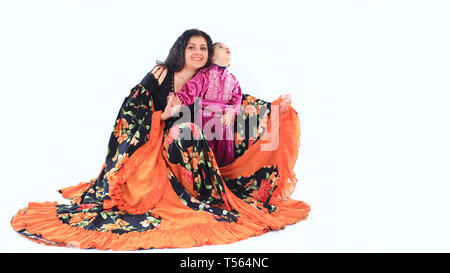 La mère et le petit-fils dans les costumes tsiganes.isolé sur fond blanc Banque D'Images