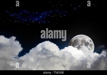 Ciel nocturne maquette de scène avec des nuages blancs, pleine lune et étoiles lointaines Banque D'Images