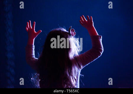 Petite fille aux mains en appréciant les concerts du festival de musique d'été Banque D'Images