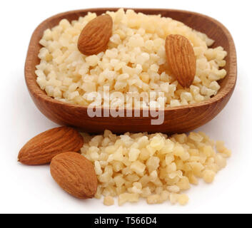 Petits morceaux d'amandes hachées avec l'ensemble de ceux Banque D'Images