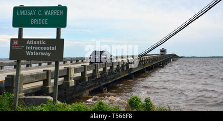 US-64 traverse la rivière Alligator sur la façon d'Outer Banks de la Caroline du Nord. Banque D'Images