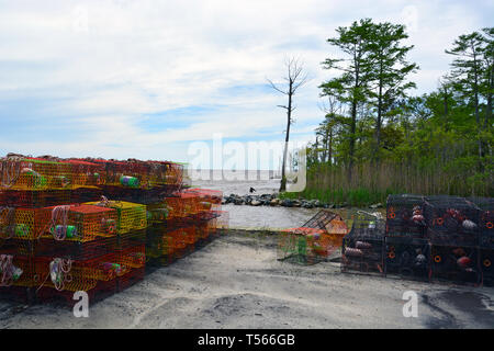 Les casiers sont empilées par le quai le long de la route US-64 et l'Alligator River à l'Outer Banks de la Caroline du Nord. Banque D'Images