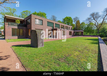 Krefeld - Vue de côté pour les esters de musée, construit entre 1928 et 1931 par Mies van der Rohe, Rhénanie du Nord-Westphalie, Allemagne, 20.04.2019 Banque D'Images