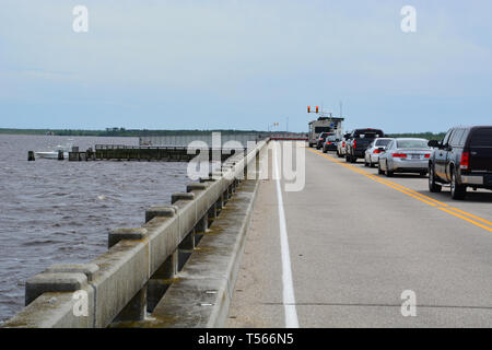 Le trafic à destination de Outer Banks stop pour vous permet de passer là où les bateaux de navigation intérieure nous Inter-Coastal-64 sur la croix Alligator River Bridge. Banque D'Images