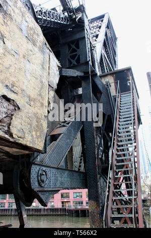 La Carroll Ave pont de chemin de fer, un pont abandonné verrouillés en position relevée sur Wolf Point dans la boucle, Chicago, Illinois Banque D'Images