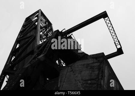 La Carroll Ave pont de chemin de fer, un pont abandonné verrouillés en position relevée sur Wolf Point dans la boucle, Chicago, Illinois Banque D'Images