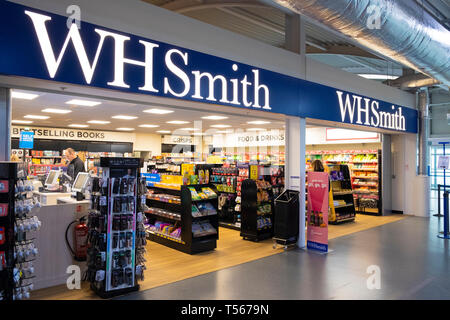 L'aéroport de Bournemouth hall de départ intérieur WH Smith shop Banque D'Images