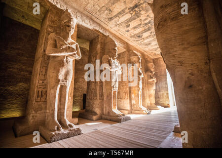 Vue à l'intérieur de Abou Simbel à Assouan Egypte Banque D'Images