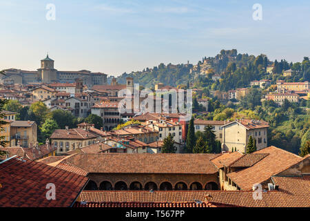 Vue de Bergame à partir de la forteresse Rocca di Bergamo en Haute Ville Citta Alta. Bergame. Italie Banque D'Images