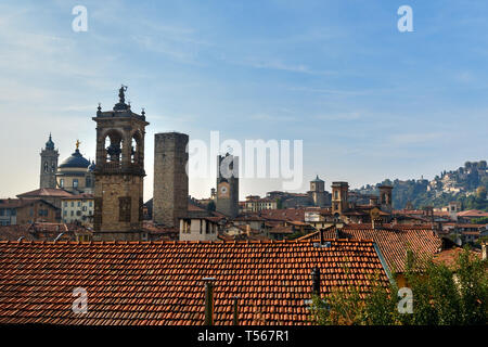Vue des tours dans la haute ville Citta Alta de Bergame. Italie Banque D'Images