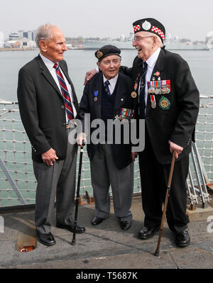 (De gauche à droite) D-Day, 93 anciens combattants Greg Hayward, qui a servi à la RAF, Eric étrange, 95, qui ont servi dans la Marine royale et Leonard Williams, 93, qui a servi dans l'Argyll and Sutherland Highlanders à bord du HMS St Albans, pendant une annonce pour les commémorations du 75e anniversaire. Banque D'Images