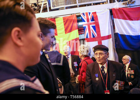 De 0001 sous embargo Lundi 22 avril vétéran du jour Eric étrange, 95, qui ont servi dans la Marine royale, conversations avec les marins à bord du HMS St Albans, pendant une annonce pour les commémorations du 75e anniversaire. Banque D'Images