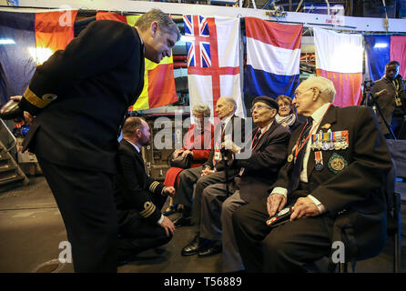 De 0001 sous embargo Lundi 22 Avril Le Commodore Mike Utley, commandant du groupe aéronaval du Royaume-Uni, répond à D-Day, 93 anciens combattants Leonard Williams (à droite), Eric étrange, 95 (2e à droite) et Greg Hayward, 93, pendant une annonce pour les commémorations du 75e anniversaire à bord du HMS St Albans. Banque D'Images