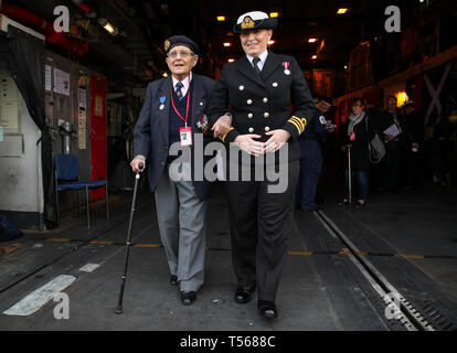 De 0001 sous embargo Lundi 22 avril vétéran du jour Eric étrange, 95, qui ont servi dans la Marine royale est escorté par le Lieutenant Commander Charlotte Noir pour le poste de pilotage à bord du HMS St Albans, pendant une annonce pour les commémorations du 75e anniversaire. Banque D'Images