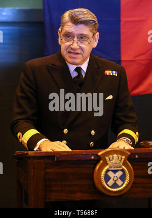 De 0001 sous embargo Lundi 22 Avril Le Commodore Mike Utley, commandant du groupe aéronaval du Royaume-Uni, fait un discours à bord du HMS St Albans, pendant une annonce pour les commémorations du 75e anniversaire. Banque D'Images