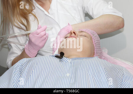 Rajeunissement du visage rend la beauté des femmes. Procédure peeling gaz-liquide, le visage aquapiling. Banque D'Images