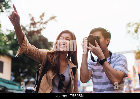 Smiling Asian couple taking photo de ville tout en voyageant ensemble, Thaïlande Banque D'Images