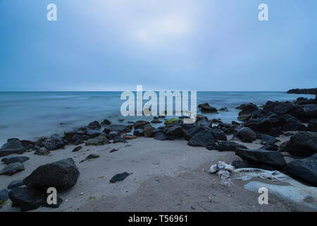 Paysage de la mer à l'heure bleue de la côte de la mer Noire. Pomorie, Bulgarie. Banque D'Images