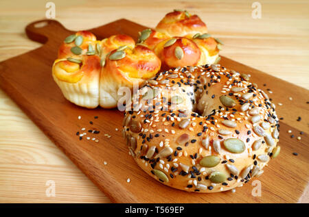 Fermé et actes citrouille pains de sésame sur le plateau en bois Banque D'Images