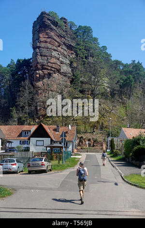 Jungfernsprung au randonneur', 'rock formation et monument de village Dahn, Wasgau, Rhénanie-Palatinat, Allemagne Banque D'Images