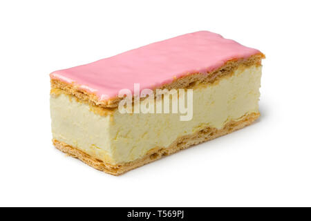 Seul le Néerlandais Tompouce pâtisserie avec glaçage rose close up isolé sur fond blanc Banque D'Images