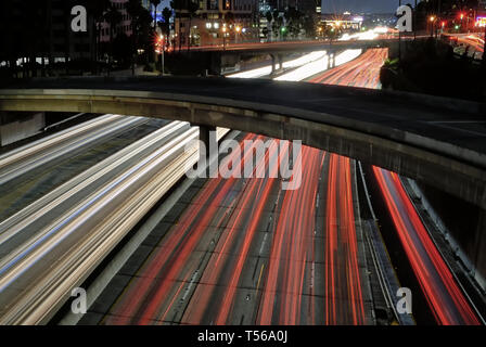 Les Lumières floues des voitures sur une autoroute de nuit, Banque D'Images