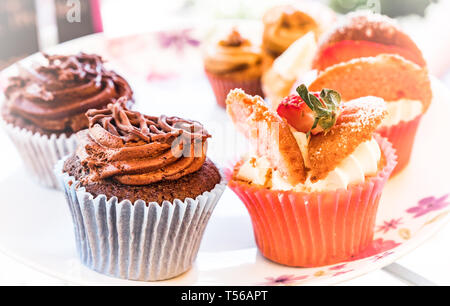 Fée glacé magnifiquement ( cup cakes ) sur un cake stand pour un thé anglais l'après-midi à Janes Enchanted Tea Garden. Banque D'Images