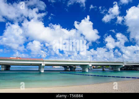 Naminoue Beach sous l'autoroute à Naha, Okinawa, Japon Banque D'Images