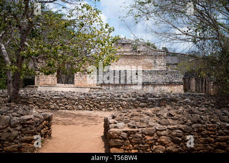 Gate à Ek Balam Maya avec les fondations de l'enceinte défensive Banque D'Images