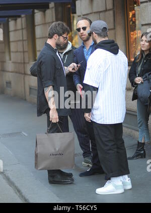 Stefano De Martino s'arrête pour saluer fans après le magasinage à l'Église, de : Stefano De Martino Où : Milan, Italie Quand : 21 Mar 2019 Crédit : IPA/WENN.com **Uniquement disponible pour publication au Royaume-Uni, USA, Allemagne, Autriche, Suisse** Banque D'Images