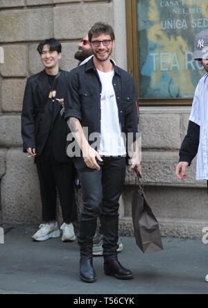 Stefano De Martino s'arrête pour saluer fans après le magasinage à l'Église, de : Stefano De Martino Où : Milan, Italie Quand : 21 Mar 2019 Crédit : IPA/WENN.com **Uniquement disponible pour publication au Royaume-Uni, USA, Allemagne, Autriche, Suisse** Banque D'Images