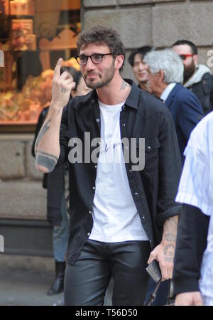 Stefano De Martino s'arrête pour saluer fans après le magasinage à l'Église, de : Stefano De Martino Où : Milan, Italie Quand : 21 Mar 2019 Crédit : IPA/WENN.com **Uniquement disponible pour publication au Royaume-Uni, USA, Allemagne, Autriche, Suisse** Banque D'Images