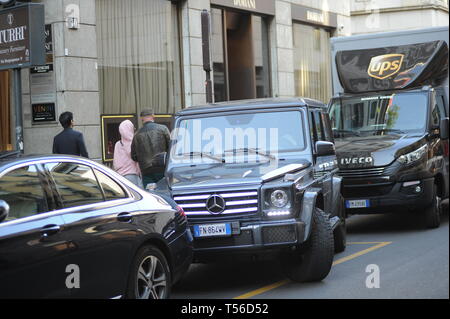 Stefano De Martino s'arrête pour saluer fans après le magasinage à l'Église, de : Stefano De Martino Où : Milan, Italie Quand : 21 Mar 2019 Crédit : IPA/WENN.com **Uniquement disponible pour publication au Royaume-Uni, USA, Allemagne, Autriche, Suisse** Banque D'Images