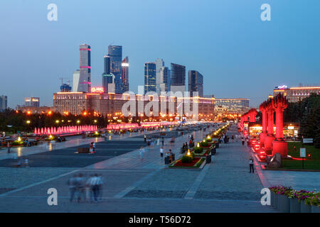 Colline Poklonnaya, Kutuzovsky Prospekt pendant le coucher du soleil avec centre d'affaires internationales (CBIM) à l'arrière-plan. Moscou, Russie. Banque D'Images