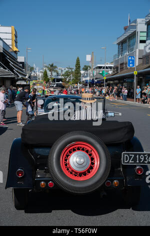 TAURANGA NOUVELLE ZÉLANDE - Le 20 avril 2019 ; défilé de voitures anciennes dans la rue Willow Tauranga. Banque D'Images