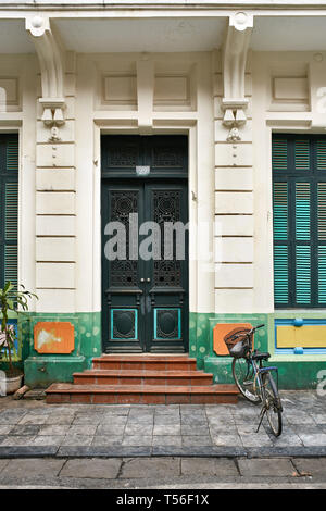 Extérieur de couleur vieille maison avec portes et fenêtres vintage Banque D'Images