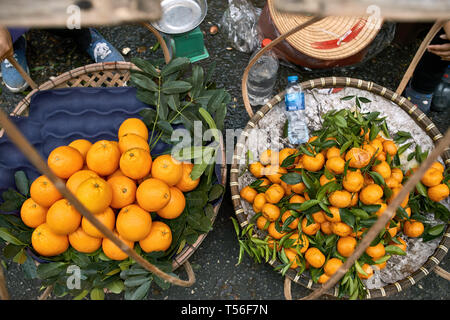 Agrumes tropicales situées dans des paniers sur la rue du marché asiatique Banque D'Images