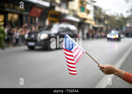 Drapeau citoyen avec voiture escorte diplomatique se félicite de l'adoption Banque D'Images