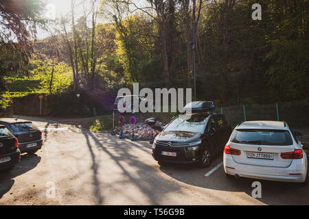 Ribeauvillé, France - Apr 19, 2019 : image horizontale de plusieurs voitures de France, Belgique et Suisse stationné dans le grand parking avant le début de la randonnée à pied Banque D'Images