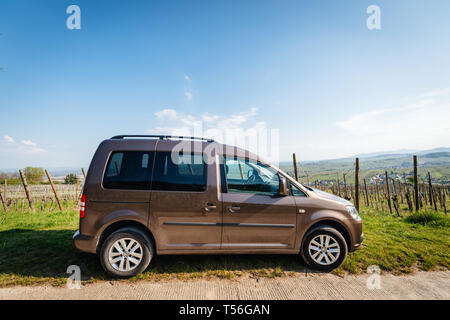 Ribeauvillé, France - Apr 19, 2019 : de couleur brun topaze Volkswagen VW Caddy mini van garé sur le haut des vignes au-dessus du village de Ribeauvillé Banque D'Images