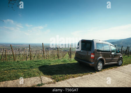 Ribeauvillé, France - Apr 19, 2019 - Vue arrière de couleur brun topaze nouveau Volkswagen VW Caddy mini van garé sur le haut des vignes au-dessus du village de Ribeauvillé Banque D'Images