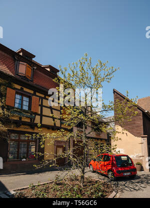 Bergheim, France - 19 Avril 2019 : vue arrière de voiture Peugeot rouge garée devant cour traditionnelle dans le centre de l'Alsace, dans le charmant village de Bergheim Banque D'Images