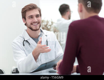 Les médecins de discuter avec le patient le x-ray Banque D'Images