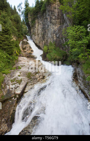 Cascade de la belle ville thermale de Bad Gastein , Alpes autrichiennes Banque D'Images