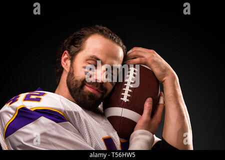 Portrait de joueur de football américain qui tient le ballon Banque D'Images