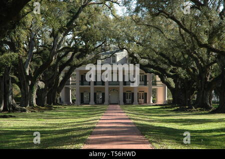 Vacherie, Louisiane, USA - 2019 : la plantation d'Oak Alley est un bâtiment historique situé sur la rive ouest du Mississippi. Banque D'Images